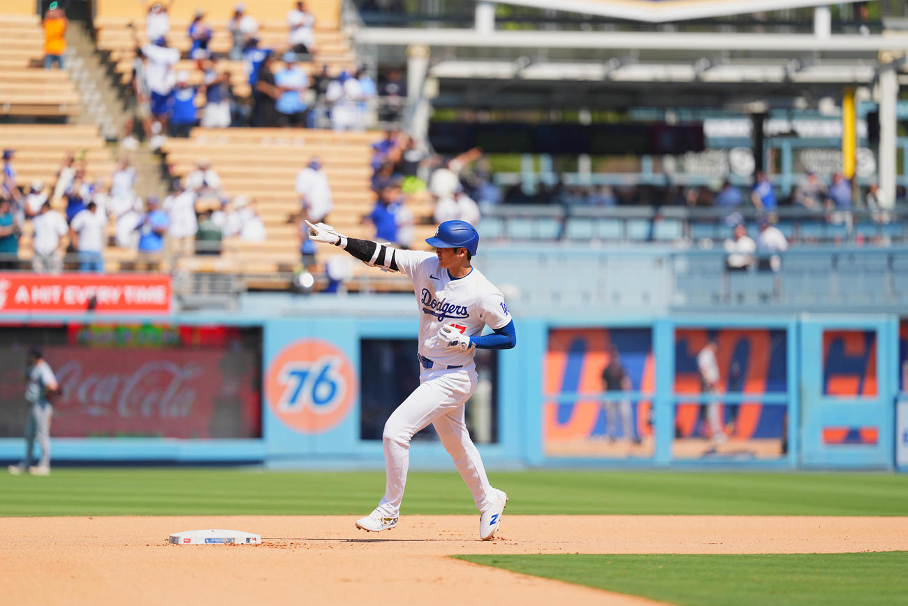 ドジャース対ガーディアンズ　5回裏ドジャース1死、ライトポール際付近に46号ソロ本塁打を放ち、ダイヤモンドを回る大谷（撮影・菅敏）
