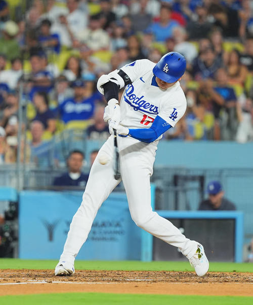 ドジャース対ガーディアンズ 6回裏ドジャース1死、中越えに45号ソロ本塁打を放つ大谷(撮影・菅敏)