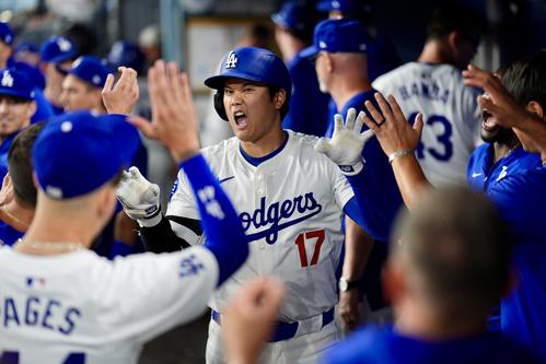 ドジャース対フィリーズ 8回裏ドジャース無死、左越え本塁打を放ちゴジラポーズをする大谷(撮影・横山健太)