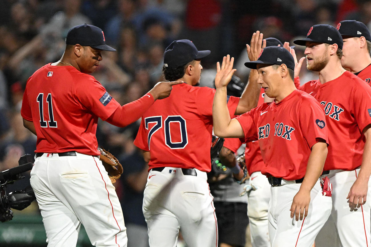 ヤンキースに勝利し仲間とハイタッチを交わすレッドソックス吉田正尚（USA TODAY Sports＝ロイター）