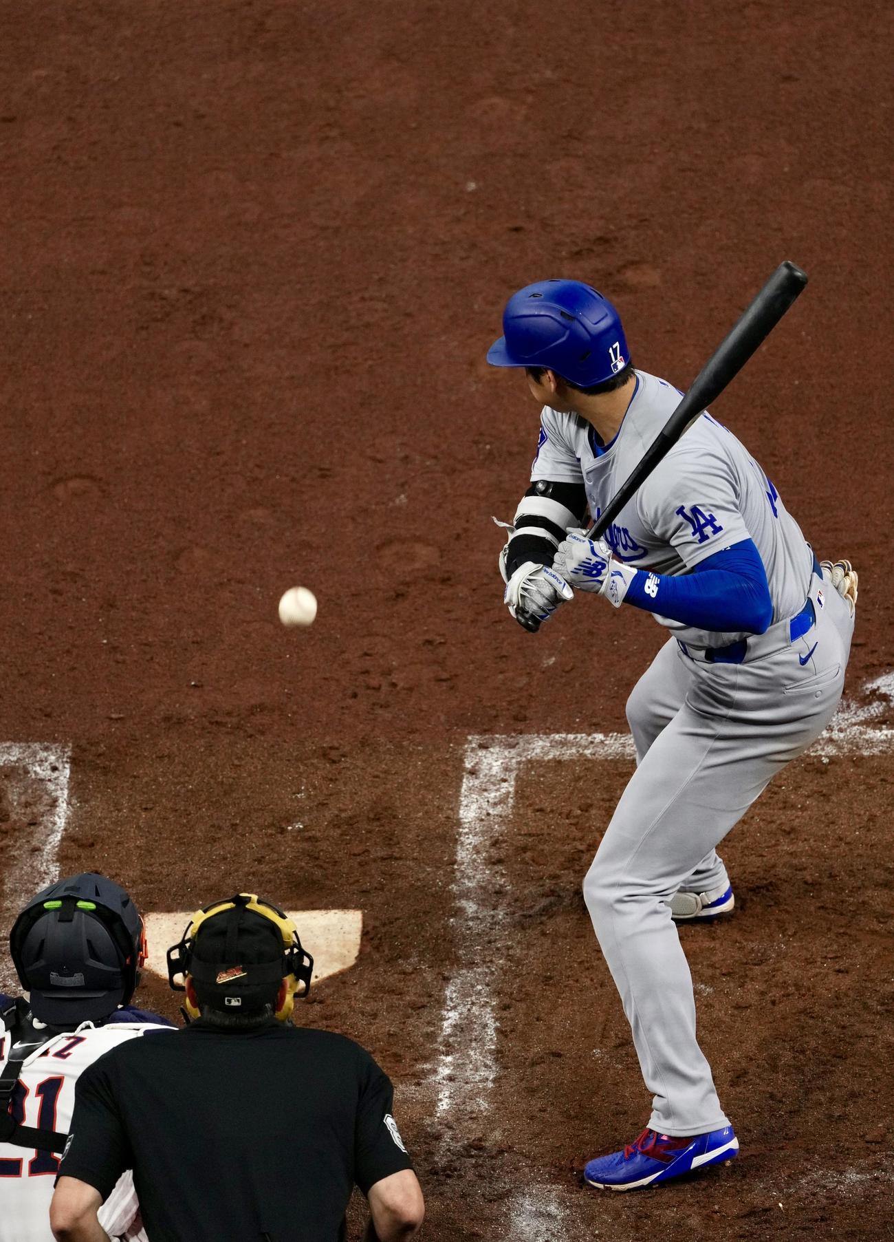 アストロズ対ドジャース5回表ドジャース無死一塁、四球で出塁する大谷（撮影・横山健太）