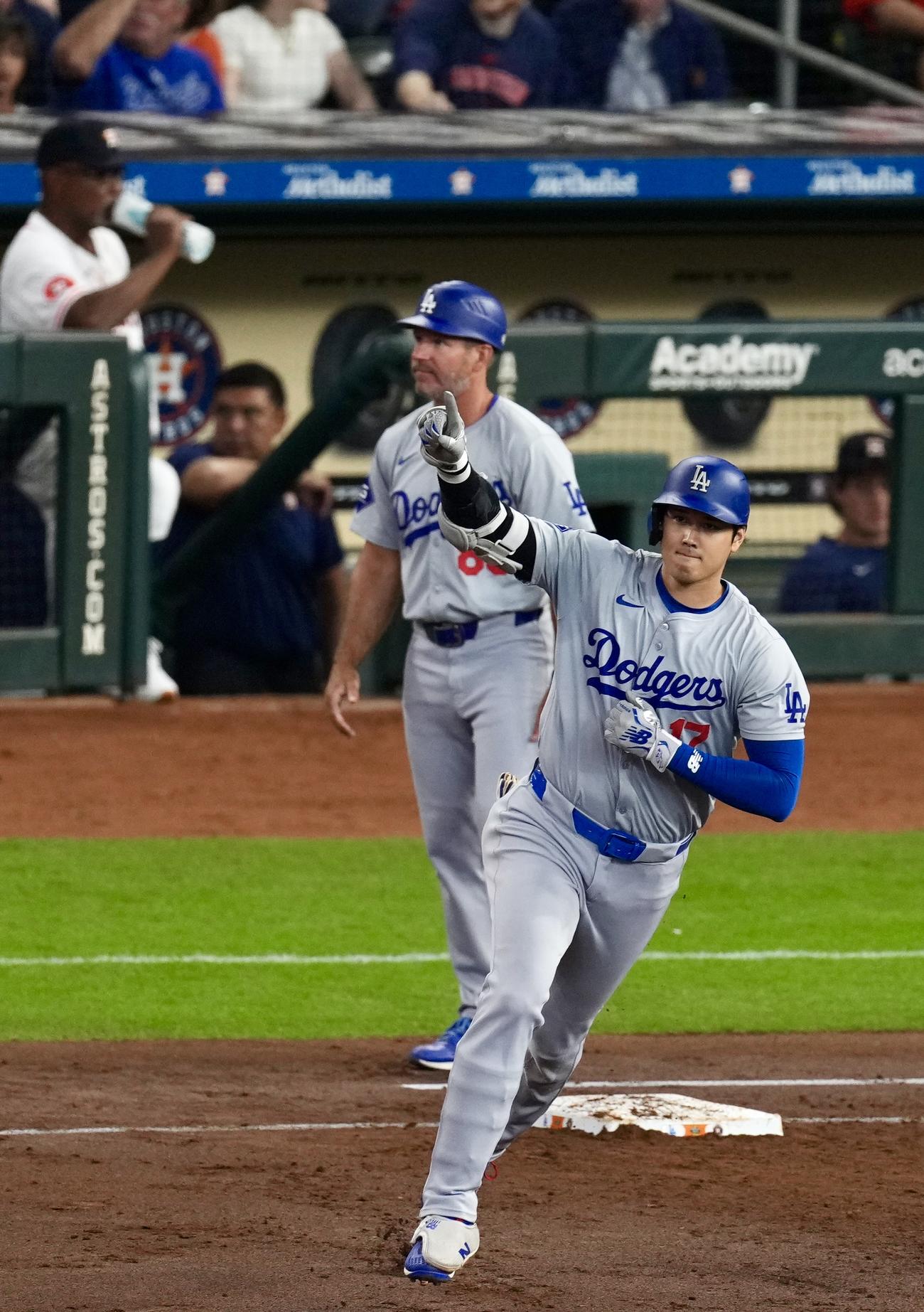アストロズ対ドジャース　3回表ドジャース無死、右越え本塁打を放ち1本指を上げる大谷（撮影・横山健太）