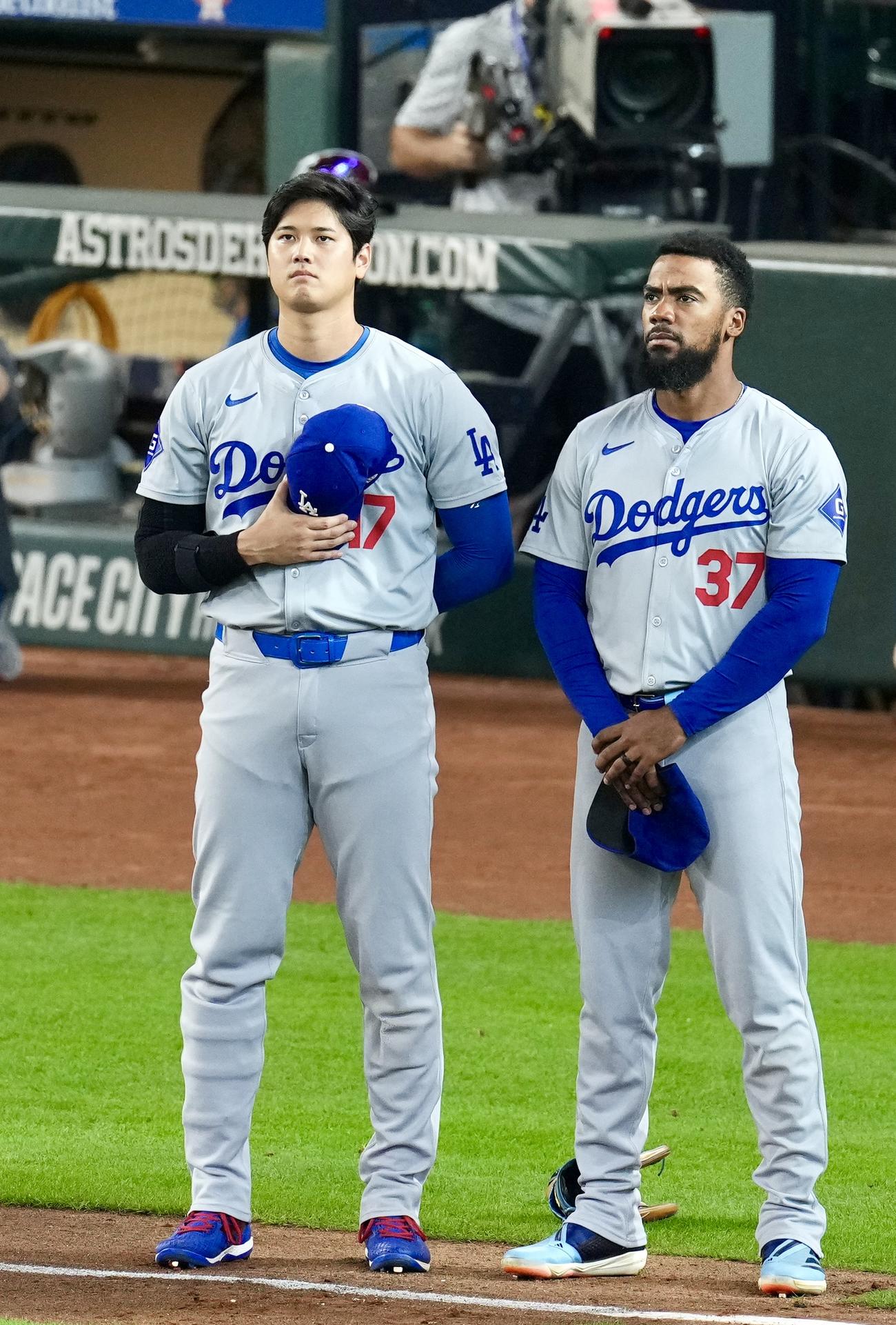 アストロズ対ドジャース　試合に臨むドジャース大谷とT・ヘルナンデス（右）（撮影・横山健太）