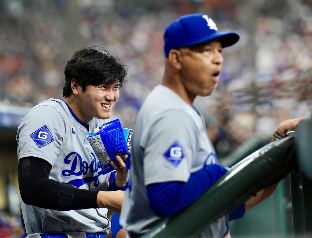 アストロズ対ドジャース　8回表ドジャース無死、左越え本塁打を放ったT・ヘルナンデスにひまわりシャワーをする大谷（撮影・横山健太）