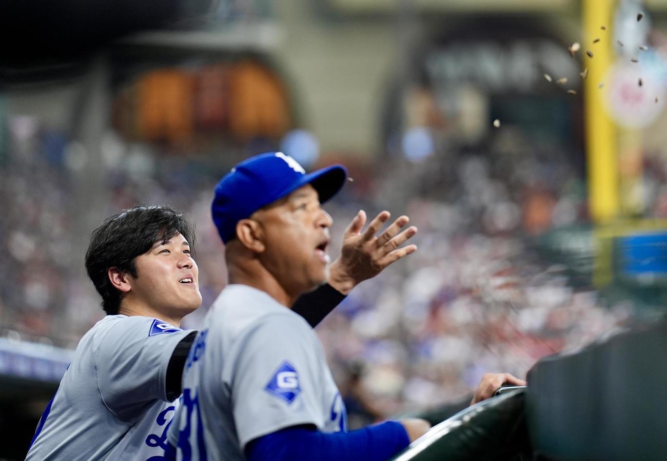 アストロズ対ドジャース　8回表ドジャース無死、左越え本塁打を放ったT・ヘルナンデスにひまわりシャワーをする大谷（撮影・横山健太）
