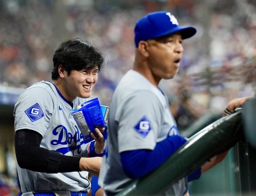 アストロズ対ドジャース 8回表ドジャース無死、左越え本塁打を放ったT・ヘルナンデスにひまわりシャワーをする大谷(撮影・横山健太)
