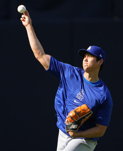 パドレス対ドジャース　キャッチボールをするドジャース大谷（撮影・横山健太）