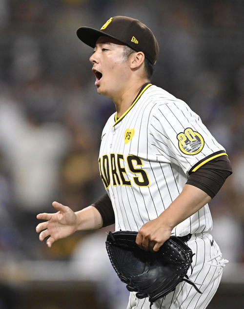 パドレス対ドジャース　大谷翔平を三振に打ち取って喜ぶパドレス松井裕樹（AP）