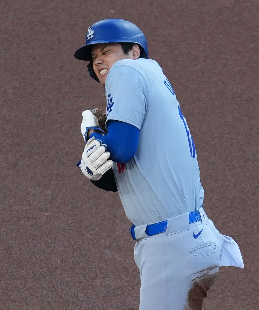 パドレス対ドジャース　1回表ドジャース無死一塁、大谷は二盗を決めるが送球が左腕に直撃し辛そうな表情を浮かべる（撮影・横山健太）