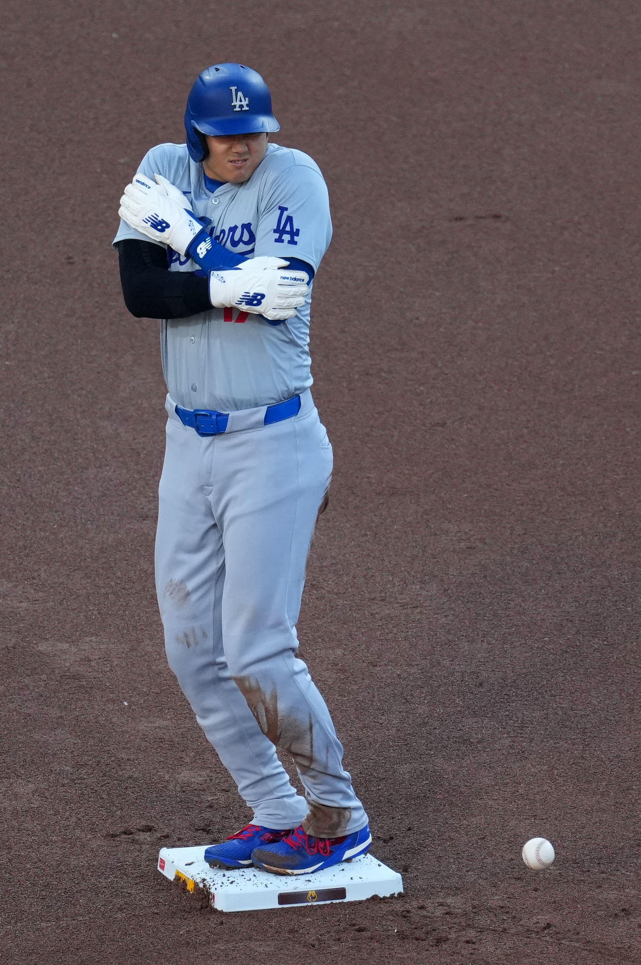 パドレス対ドジャース　1回表ドジャース無死一塁、大谷は二盗を決めるが送球が左腕に直撃し辛そうな表情を浮かべる（撮影・横山健太）
