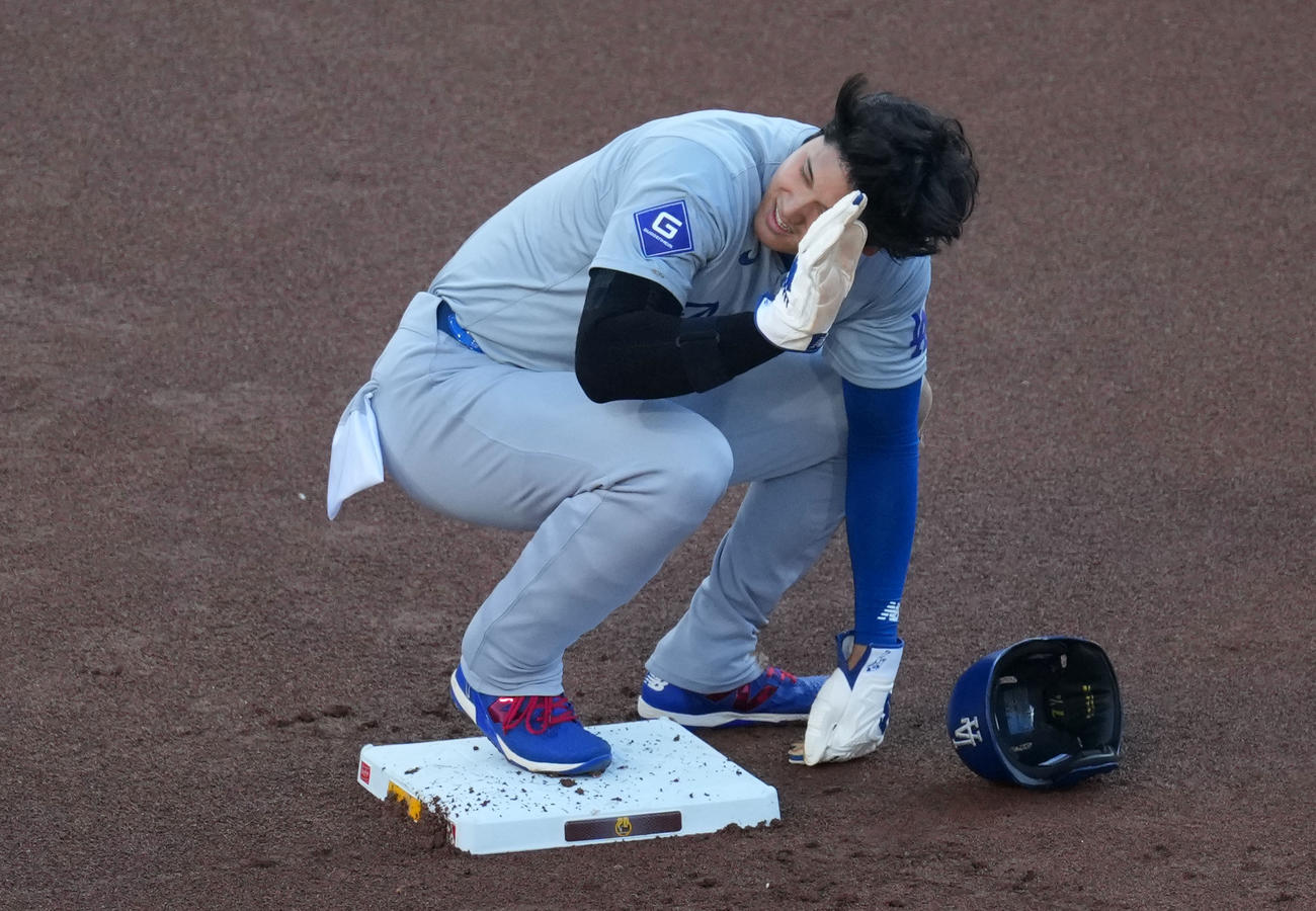 パドレス対ドジャース　1回表ドジャース無死一塁、大谷は二盗を決めるが送球が左腕に直撃し辛そうな表情を浮かべる（撮影・横山健太）