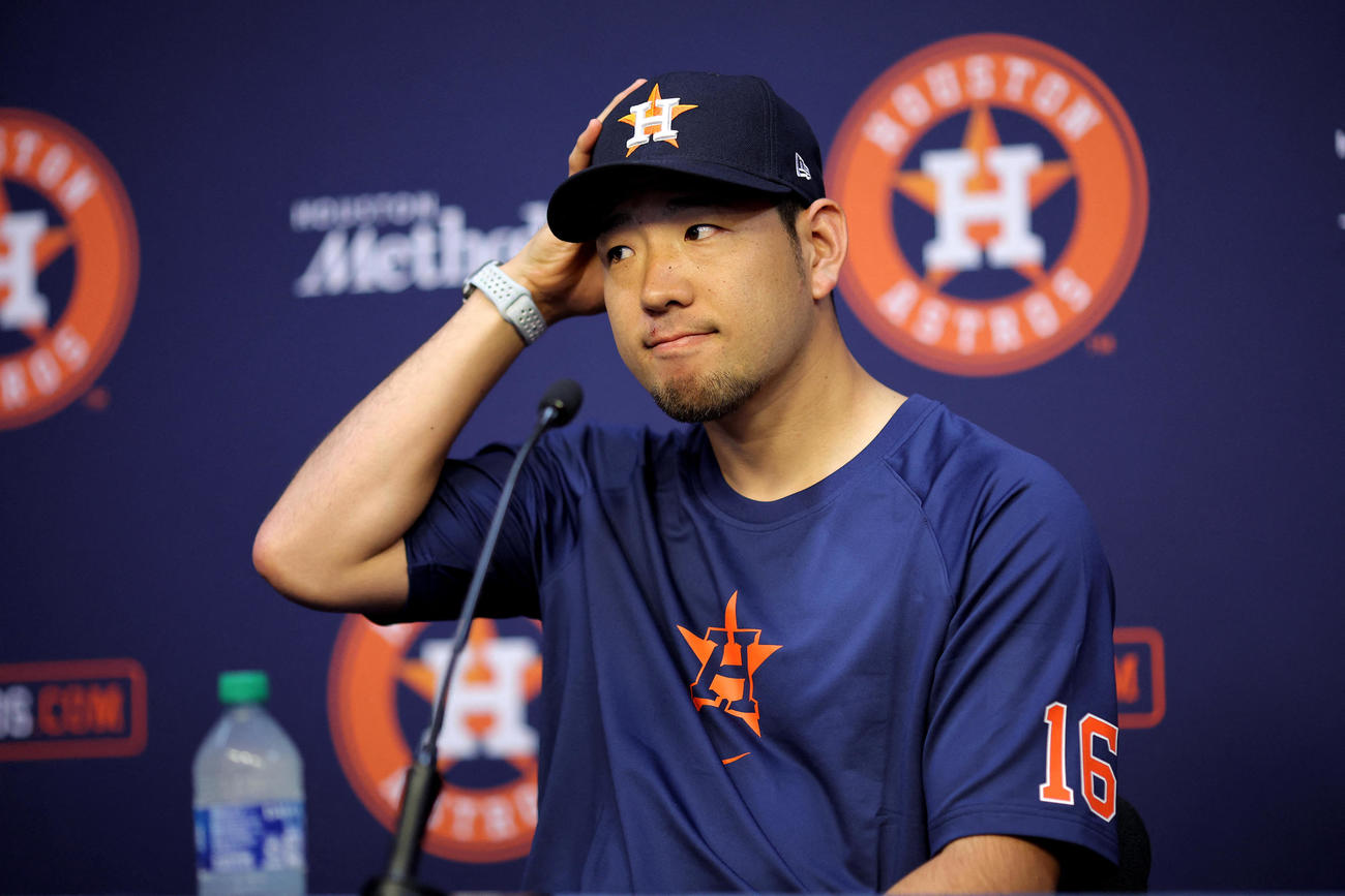 入団記者会見でメディアの質問に答える菊池雄星（USA TODAY）