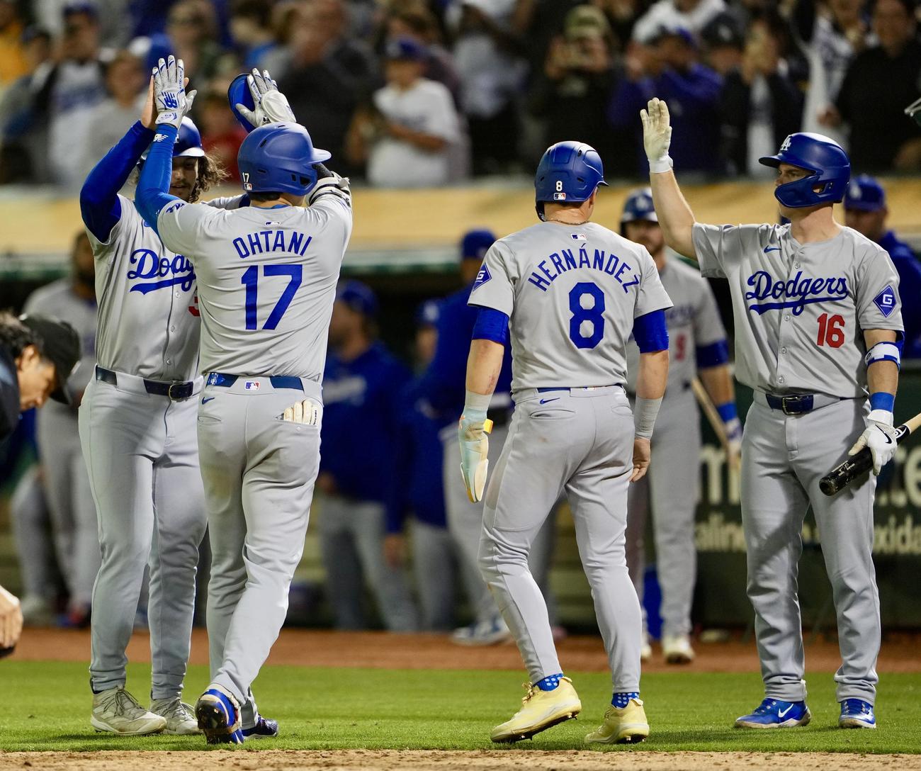 アスレチックス対ドジャース　9回表ドジャース2死一、二塁、右越え3点本塁打を放ちタッチを交わす大谷（撮影・横山健太）