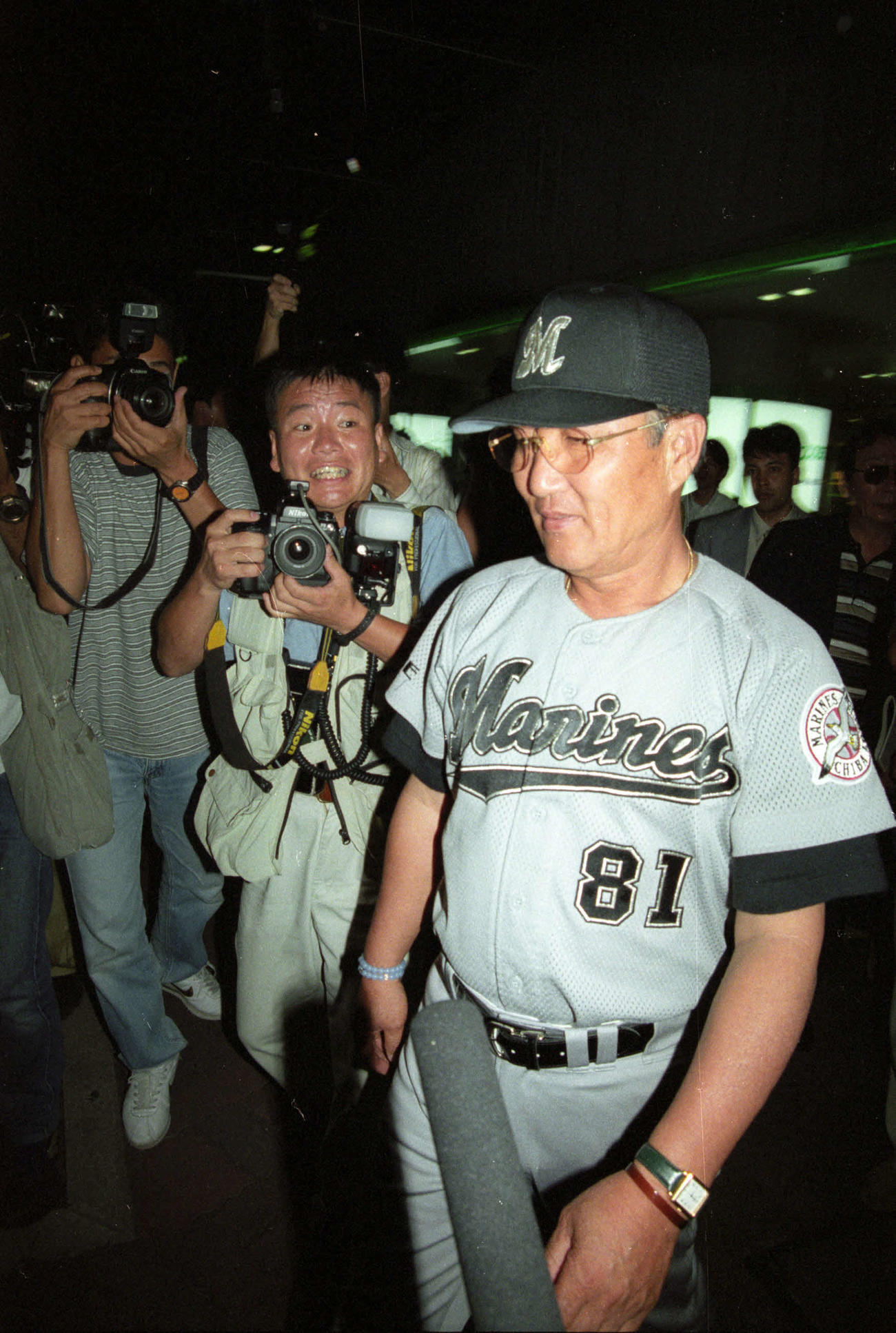 98年7月、オリックス戦で18連敗を喫し、ガックリするロッテ近藤昭仁監督(右)