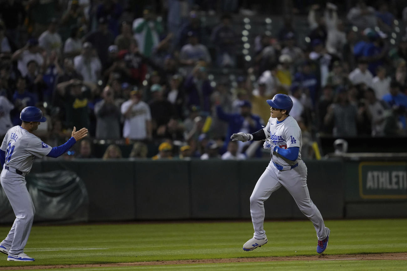 アスレチックス対ドジャース　9回表ドジャース2死一、二塁、右越え3点本塁打を放った大谷翔平（AP）