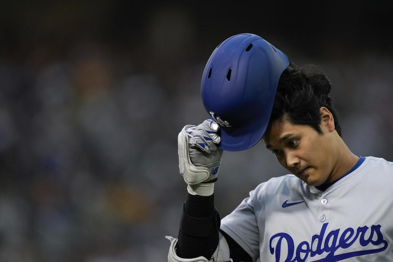 6回、三飛に倒れベンチに引き上げえる大谷（AP）