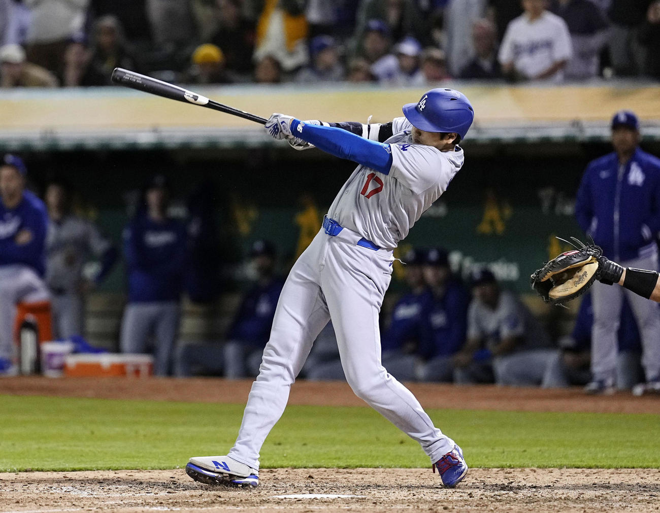 アスレチックス戦の9回、33号3ランを放つドジャース大谷（共同）