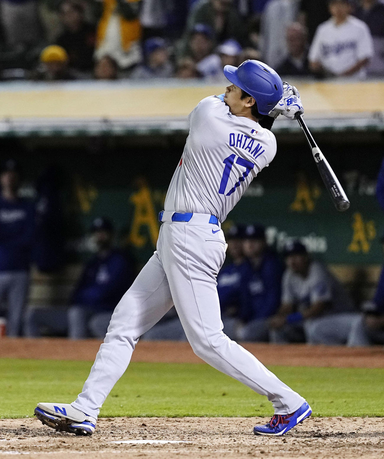 アスレチックス戦の9回、33号3ランを放つドジャース大谷（共同）