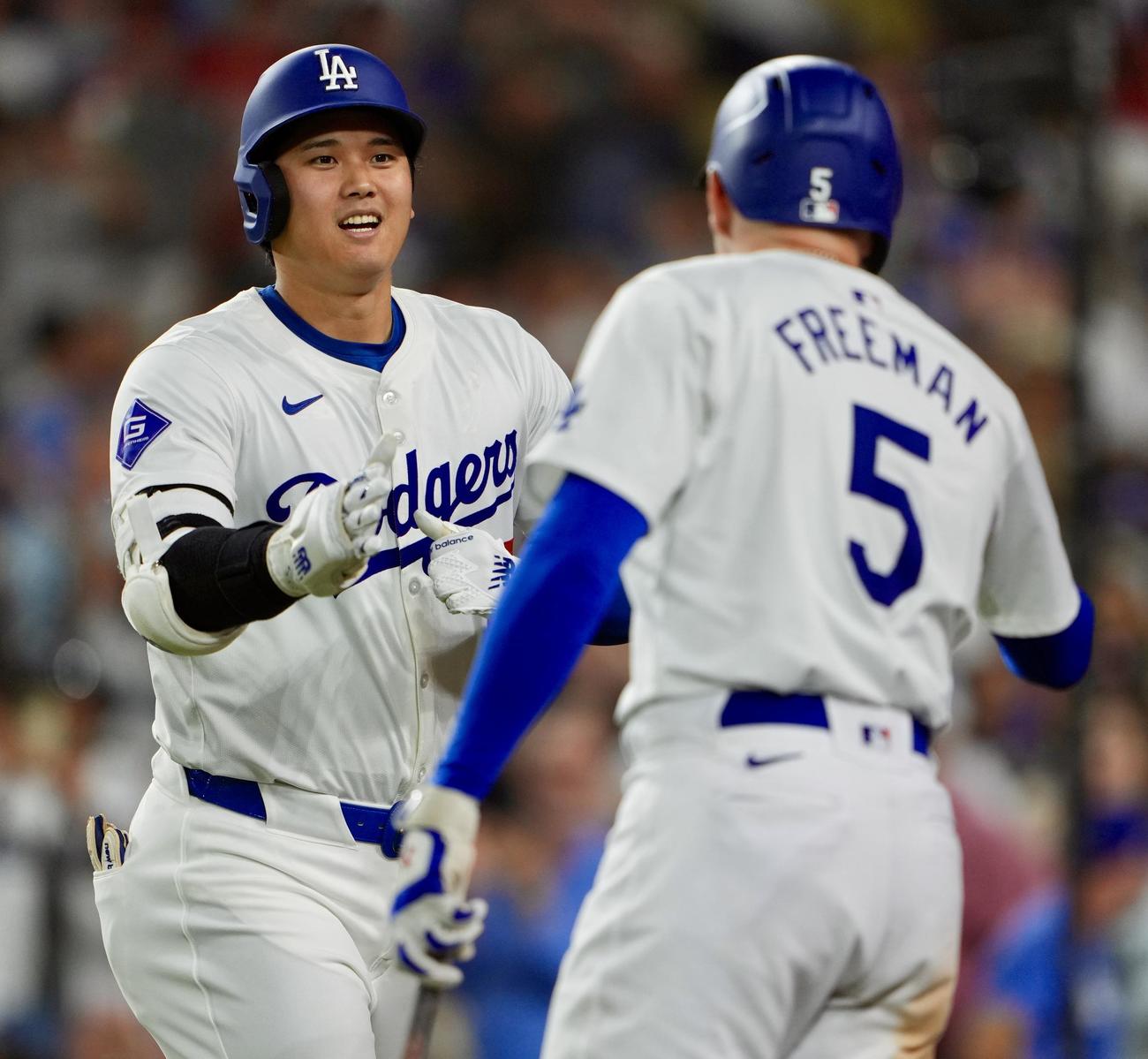 ドジャース対フィリーズ　8回裏ドジャース無死、左越え本塁打を放ちフリーマンとタッチを交わす大谷翔平（撮影・横山健太）
