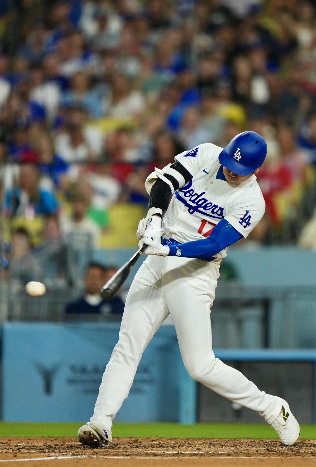 ドジャース対フィリーズ　5回裏ドジャース1死、右翼線へ二塁打を放つ大谷（撮影・横山健太）