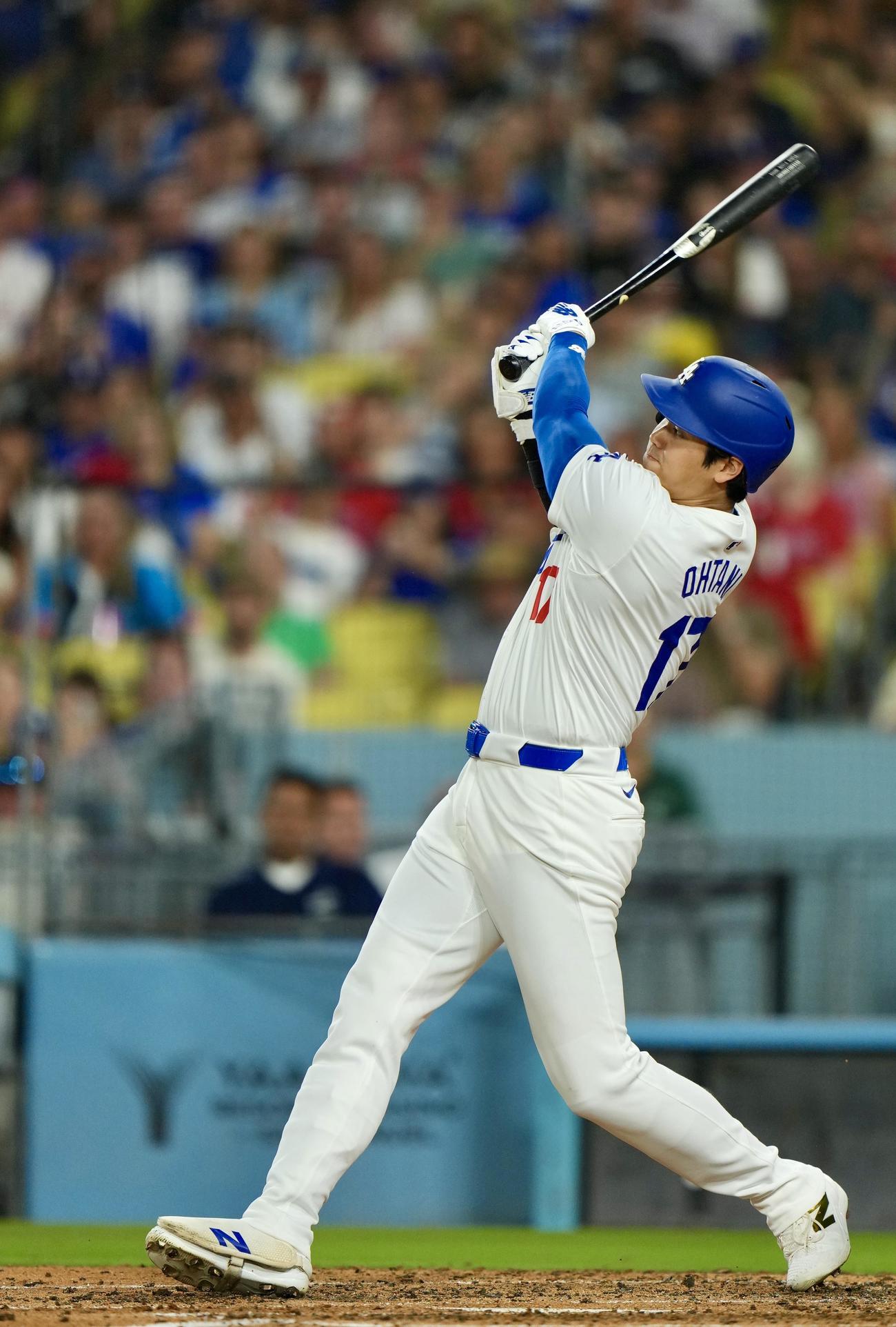 ドジャース対フィリーズ　5回裏ドジャース1死、右翼線へ二塁打を放つ大谷（撮影・横山健太）