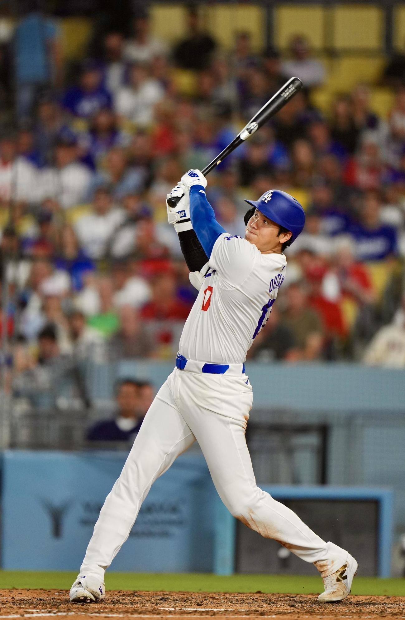 ドジャース対フィリーズ　8回裏ドジャース無死、左越え本塁打を放つ大谷（撮影・横山健太）