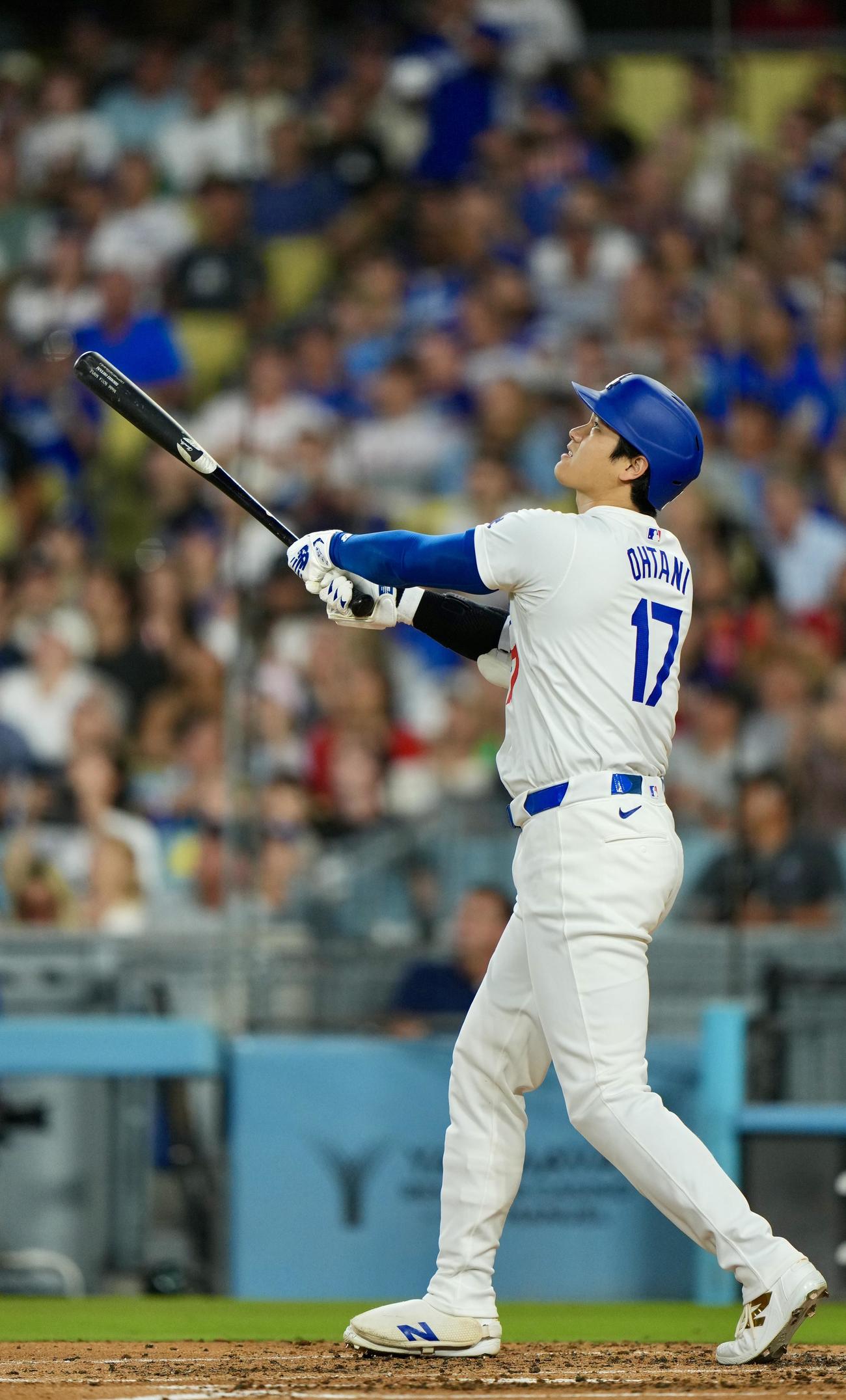 ドジャース対フィリーズ　3回裏ドジャース無死一、三塁、右飛を放つ大谷（撮影・横山健太）