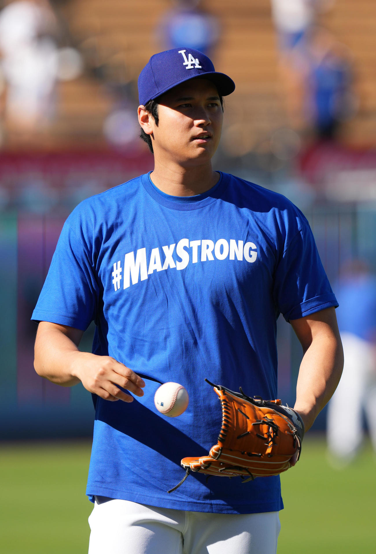 ドジャース対フィリーズ　フリーマンの息子に向けたメッセージの「＃MAXSTRONG」と書かれたTシャツを着てキャッチボールをするドジャース大谷（撮影・横山健太）