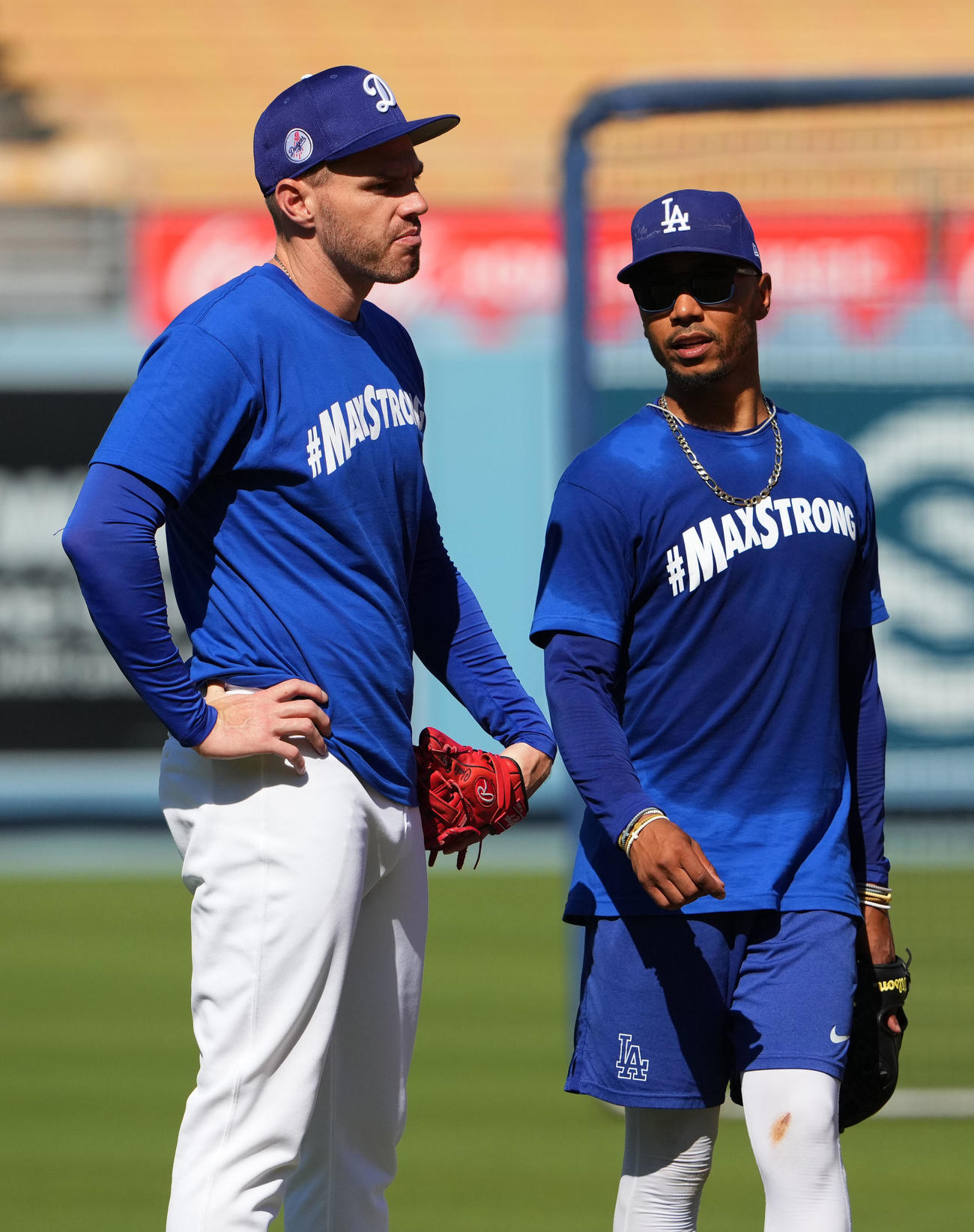 ドジャース対フィリーズ　言葉を交わすドジャースのベッツ（右）とフリーマン（撮影・横山健太）