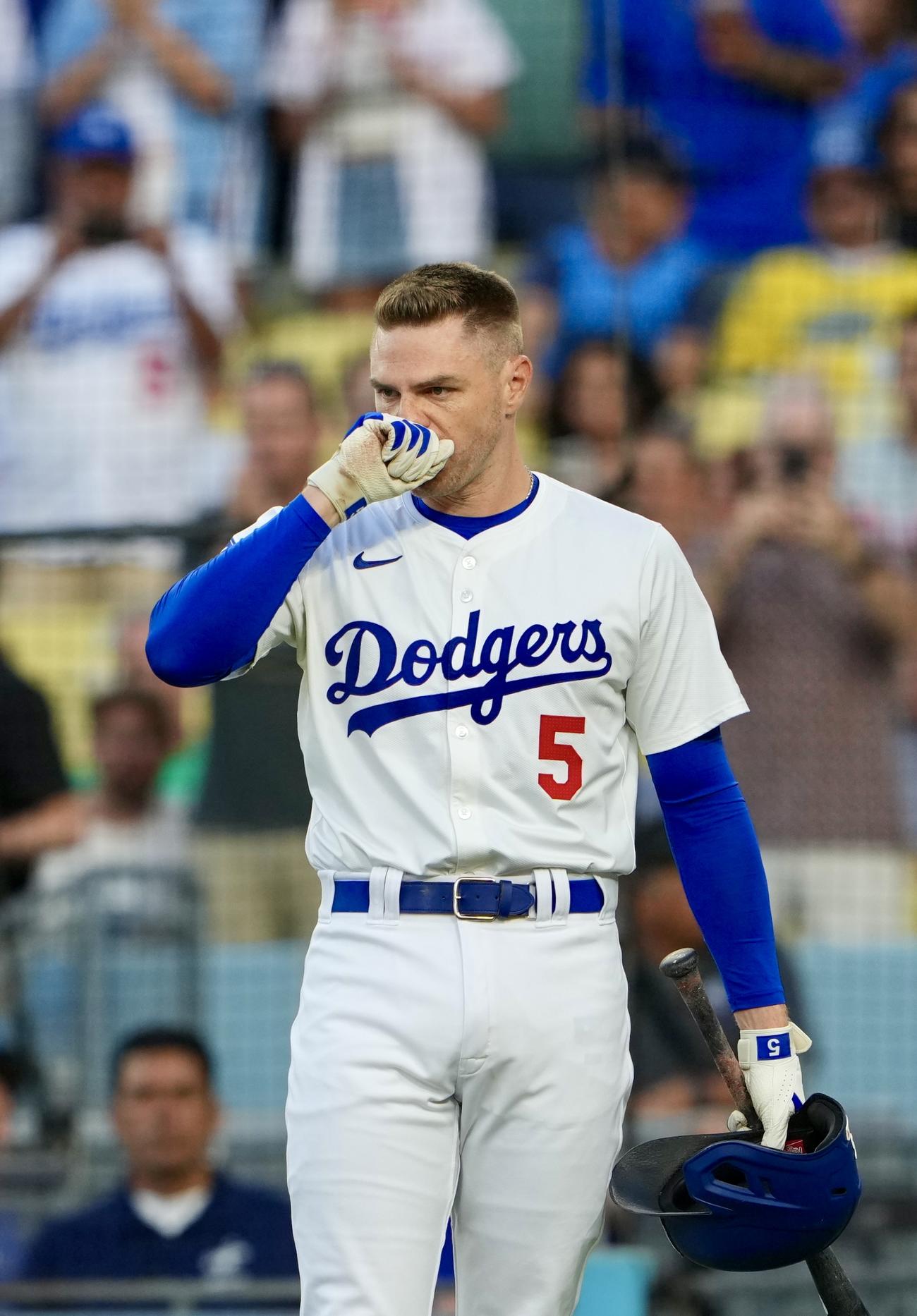 ドジャース対フィリーズ　1回裏ドジャース2死、ファンからの声援に涙ぐむフリーマン（撮影・横山健太）