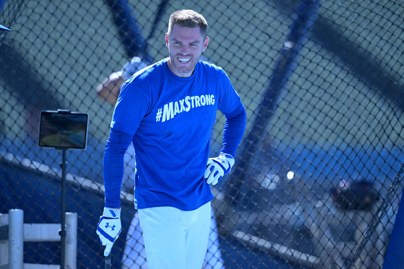 「＃MAXSTRONG」とプリントされたTシャツを着て練習するドジャースのフリーマン（USA TODAY Sports＝ロイター）