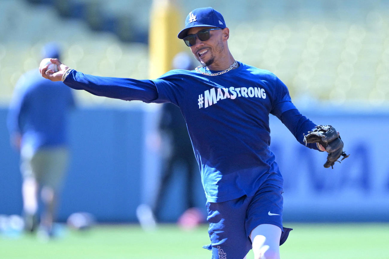 「＃MAXSTRONG」とプリントされたTシャツを着て練習するドジャース・ベッツ（USA TODAY Sports＝ロイター）