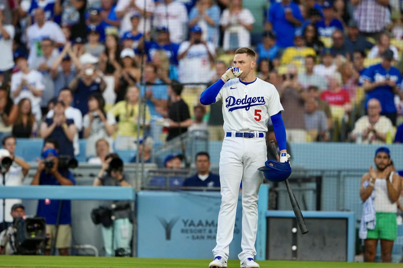 ドジャース対フィリーズ　1回裏ドジャース2死、ファンからの声援に涙ぐむフリーマン（撮影・横山健太）