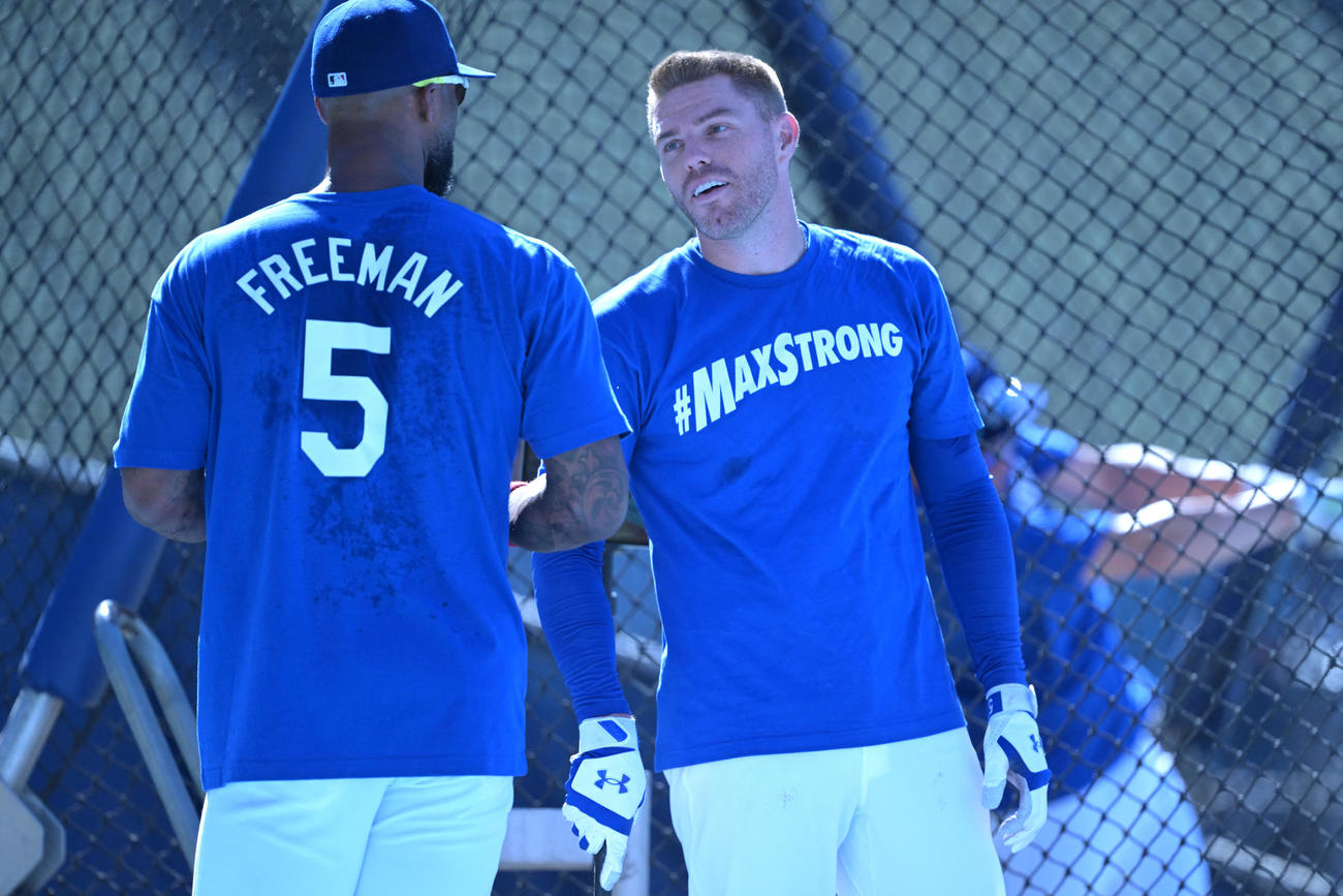 「＃MAXSTRONG」とプリントされたTシャツを着て練習するドジャース・フリーマン（右）とヘイワード（USA TODAY Sports＝ロイター）
