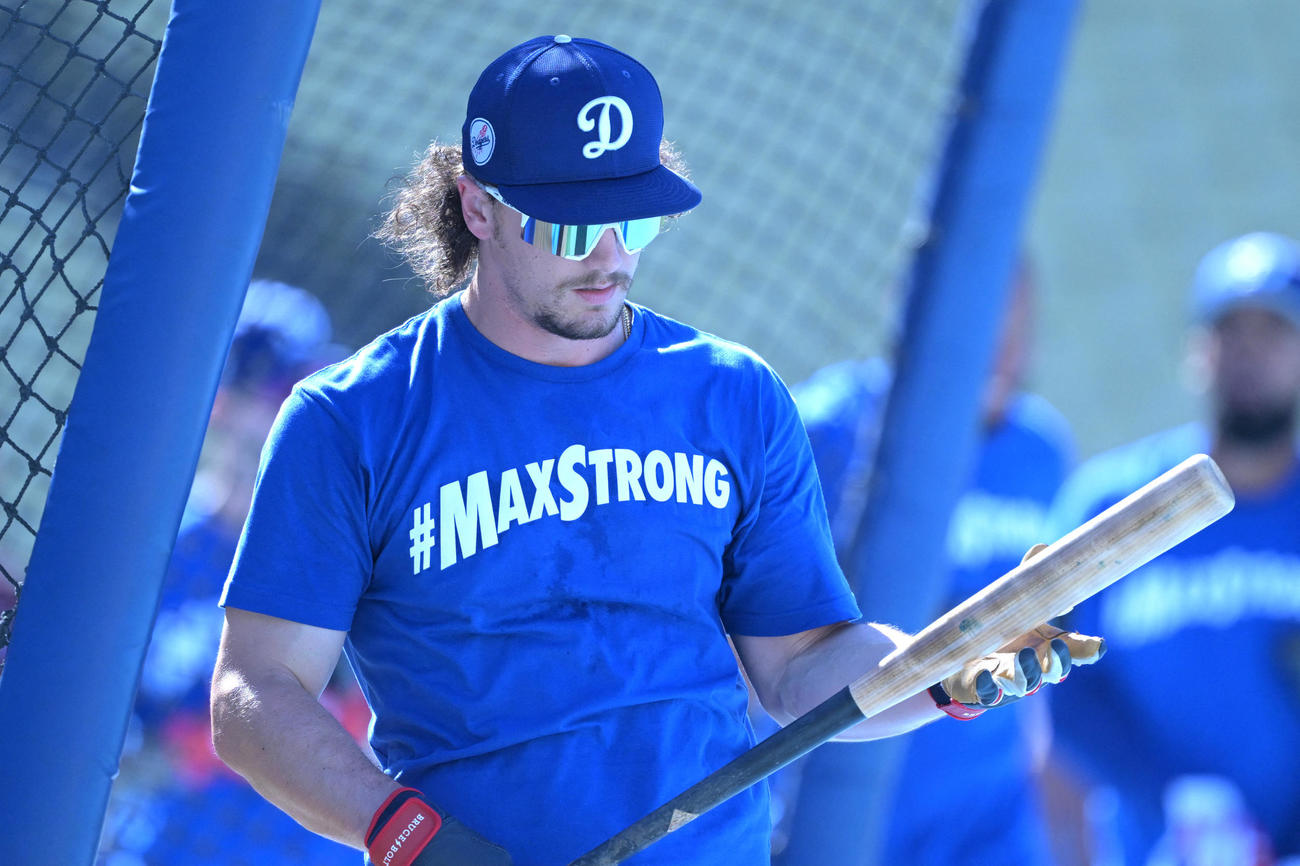 「＃MAXSTRONG」とプリントされたTシャツを着て練習するドジャース・アウトマン（USA TODAY Sports＝ロイター）