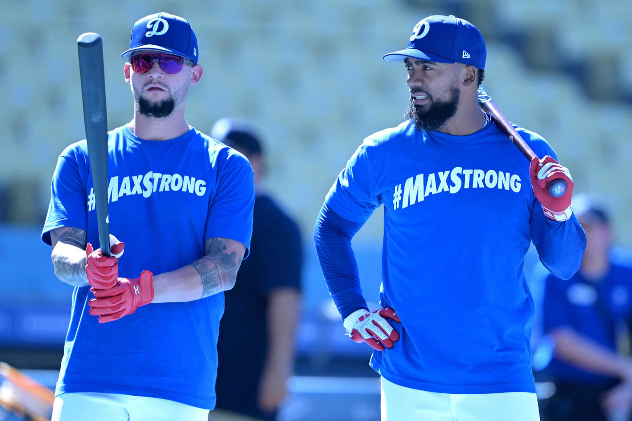 「＃MAXSTRONG」とプリントされたTシャツを着て練習するドジャースのパヘス（左）とT・ヘルナンデス（USA TODAY Sports＝ロイター）