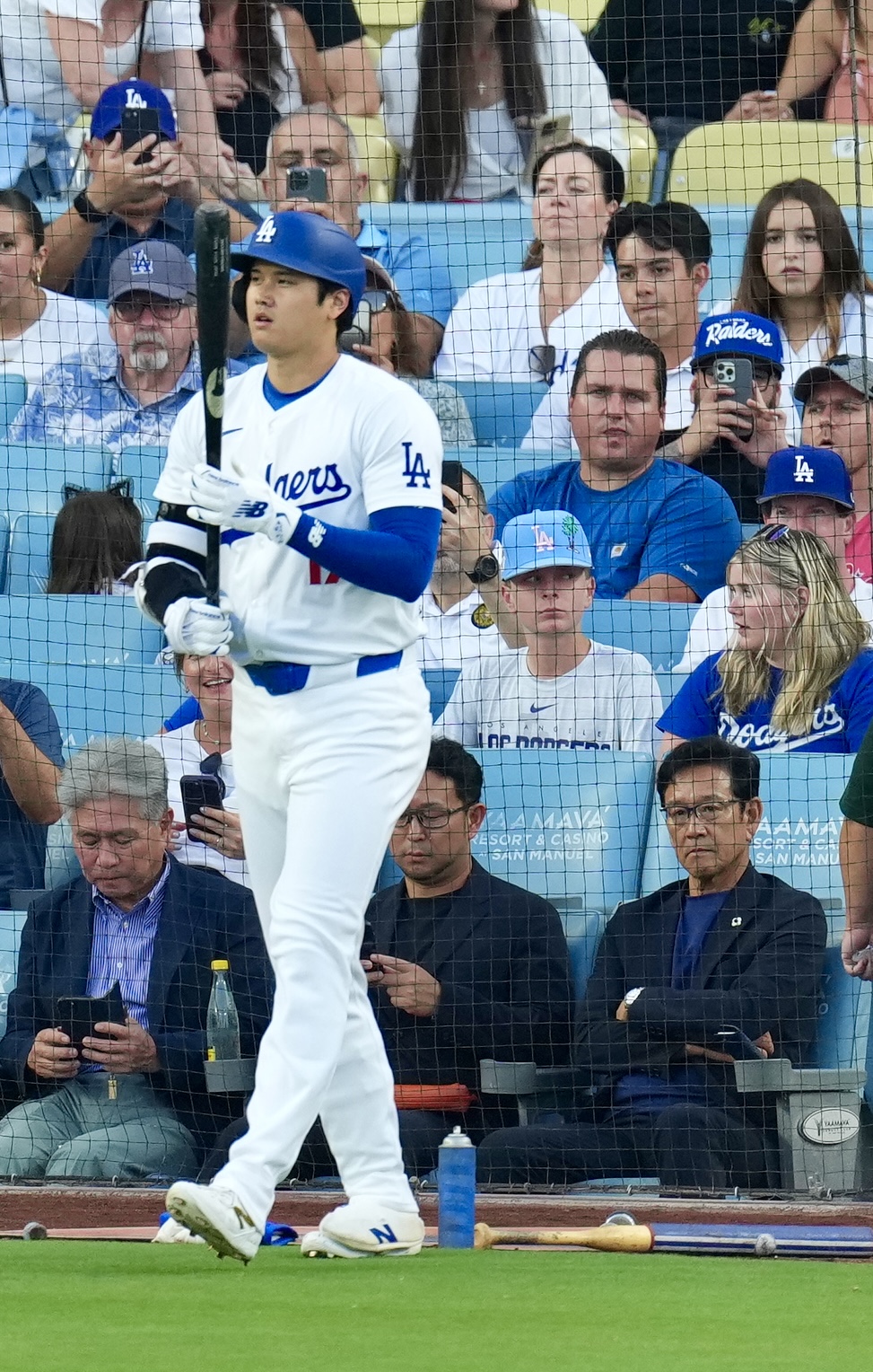 ドジャース対フィリーズ　打席に向かうドジャース大谷を真剣な表情で見つめる栗山英樹氏（右）＝2024年8月6日（撮影・横山健太）