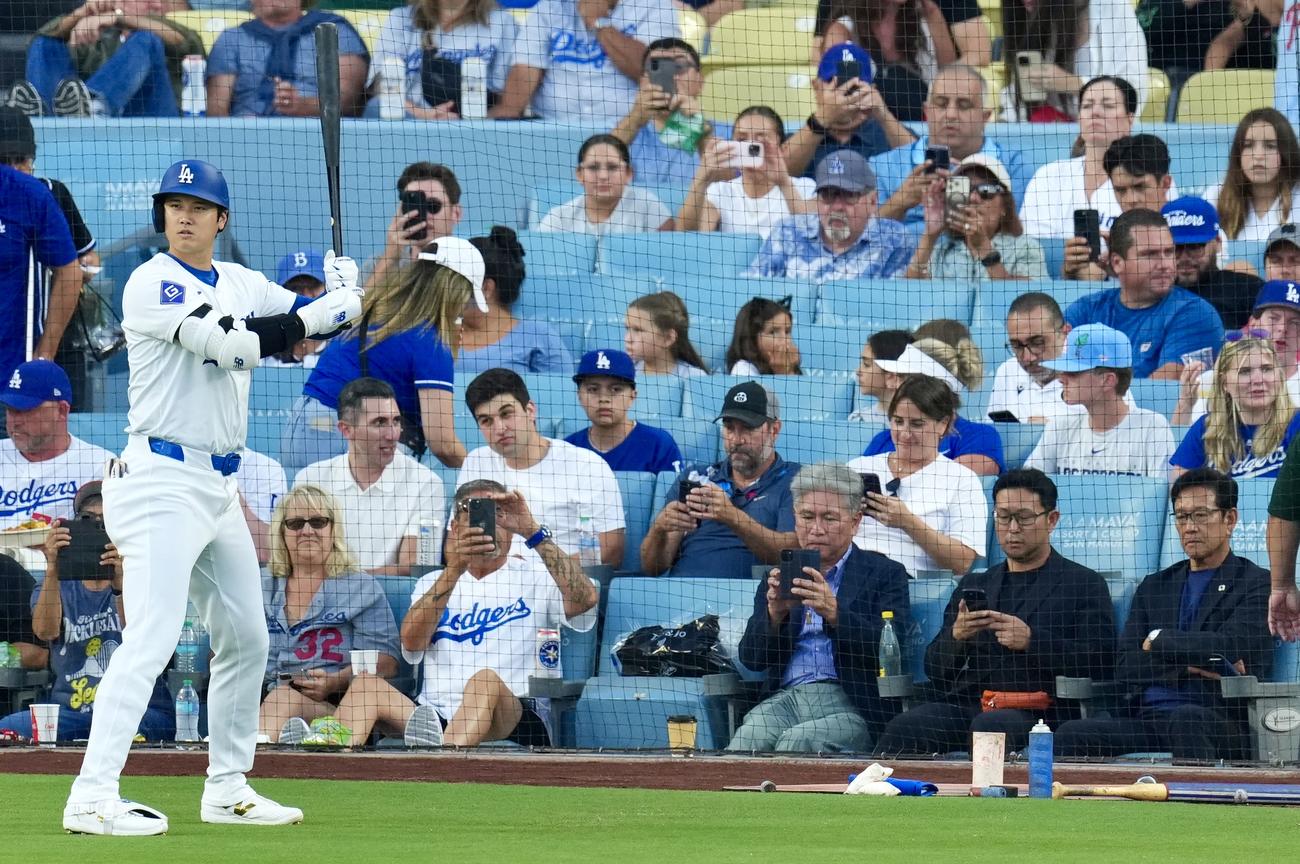 ドジャース対フィリーズ　打席に向かうドジャース大谷を真剣な表情で見つめる栗山英樹氏（右）＝2024年8月6日（撮影・横山健太）