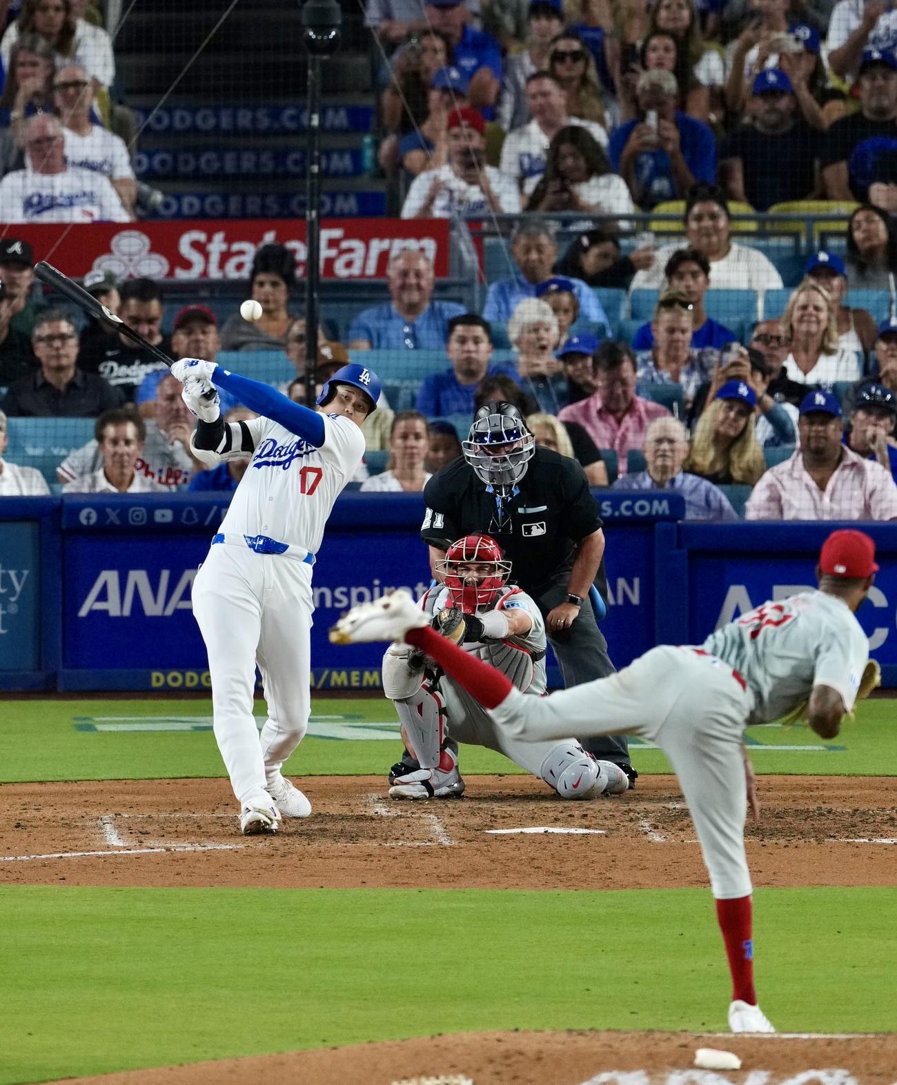 ドジャース対フィリーズ　5回裏ドジャース2死一塁、二直に倒れる大谷。投手クリストファー・サンチェス（撮影・横山健太）