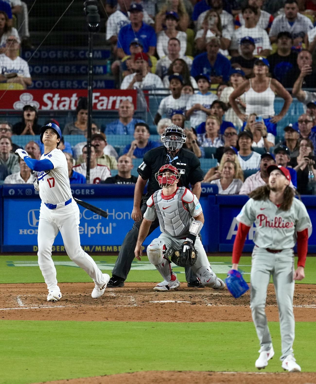 ドジャース対フィリーズ　7回裏ドジャース2死一、二塁、右飛に倒れる大谷。投手ストラーム（撮影・横山健太）