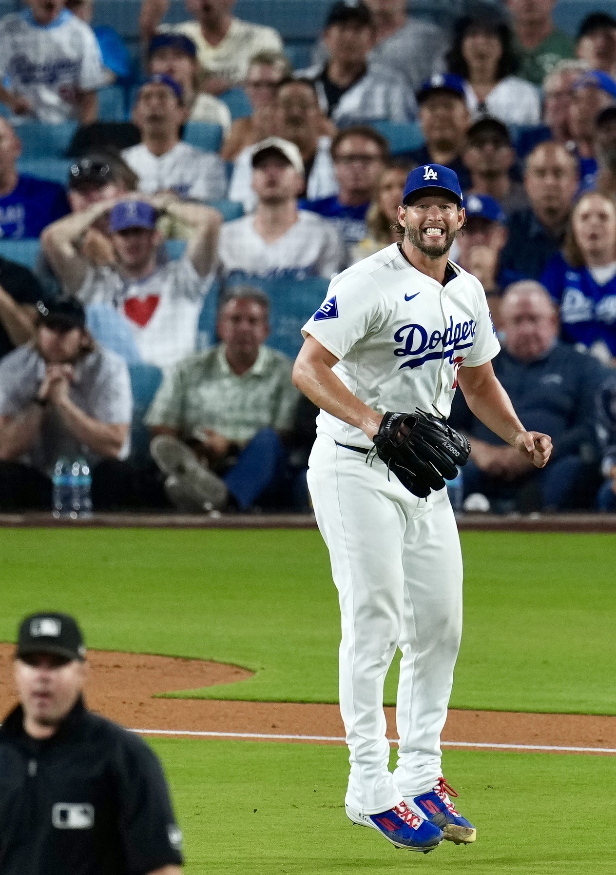 ドジャース対フィリーズ　5回表フィリーズ2死一、二塁、シュワバーに中前適時打を浴びるカーショー＝2024年8月6日（撮影・横山健太）