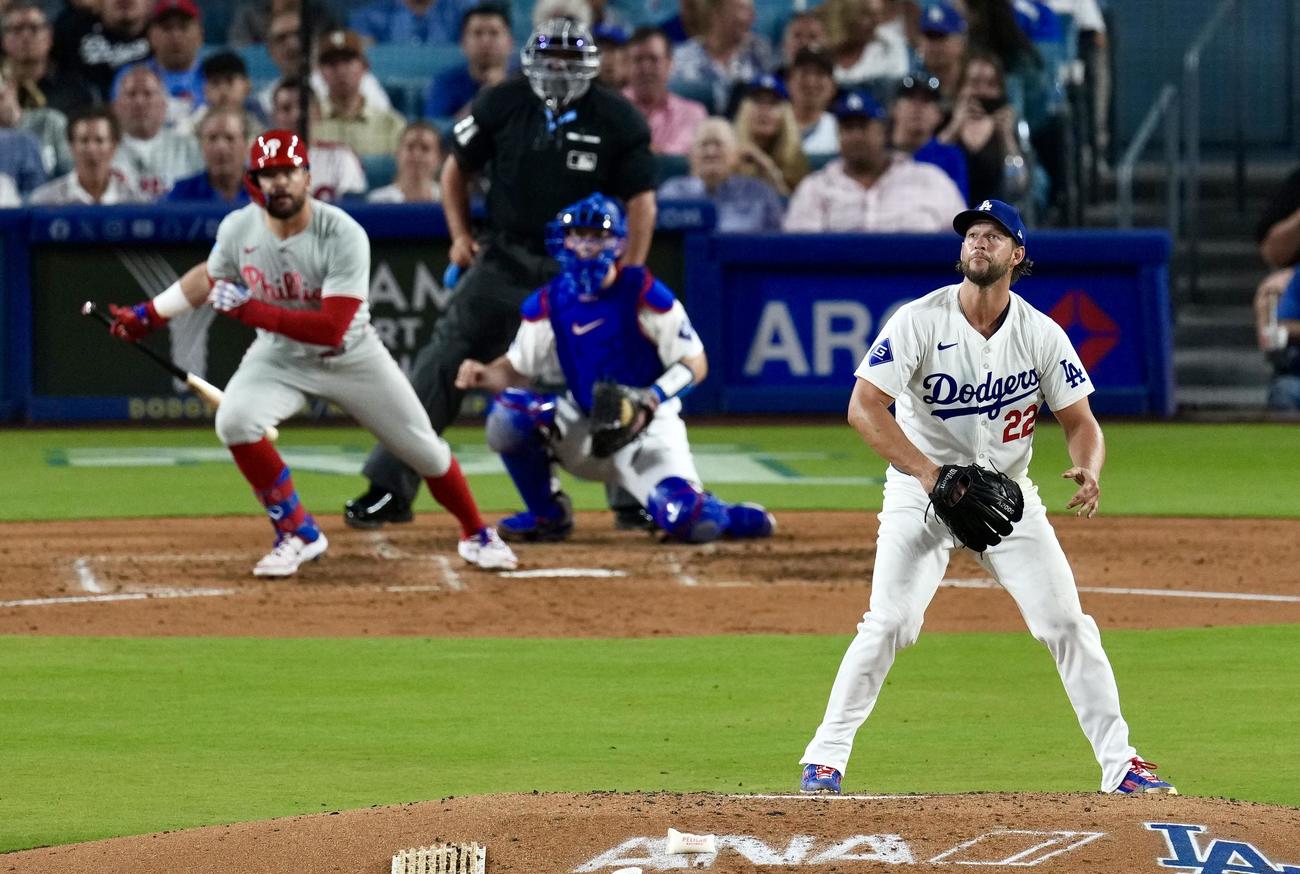 ドジャース対フィリーズ　5回表フィリーズ2死一、二塁、シュワバーに中前適時打を浴びるカーショー＝2024年8月6日（撮影・横山健太）