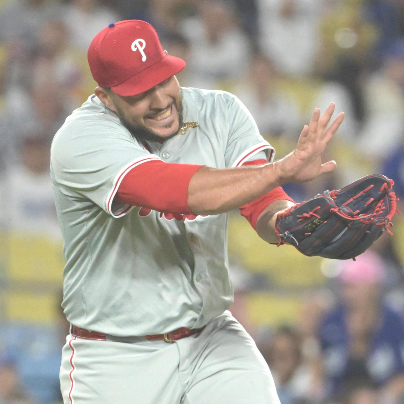 ドジャース戦の9回に登板、無失点に抑えたフィリーズ・エステベスは得意の「かめはめ波」ポーズ（ロイター）