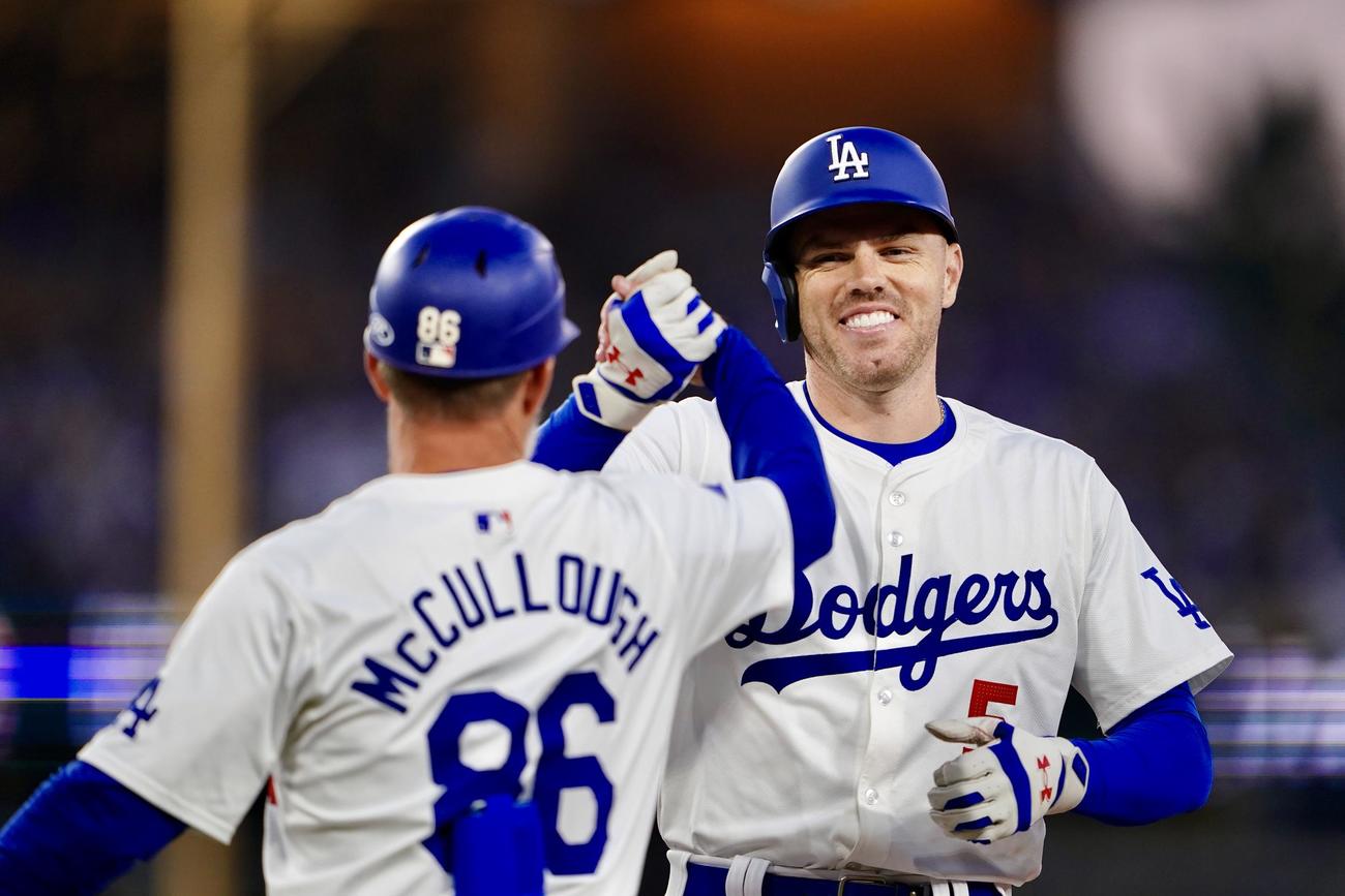 ドジャース対フィリーズ　2回裏ドジャース2死二、三塁、左前2点適時打を放ち笑顔を見せるフリーマン（撮影・横山健太）