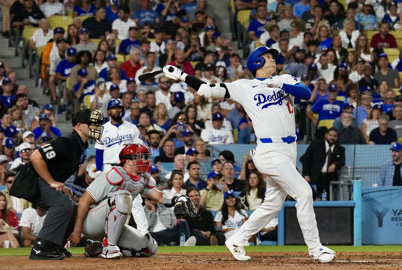 ドジャース対フィリーズ　4回裏ドジャース1死、二飛に倒れる大谷（撮影・横山健太）