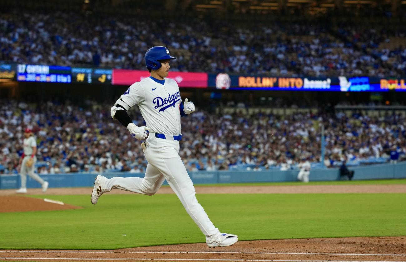 ドジャース対フィリーズ　2回裏ドジャース無死一、二塁、一ゴロに倒れる大谷（撮影・横山健太）
