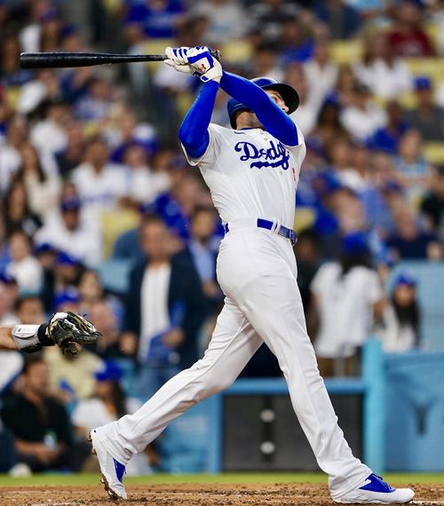 ドジャース対フィリーズ　2回裏ドジャース2死二、三塁、左前2点適時打を放つフリーマン（撮影・横山健太）