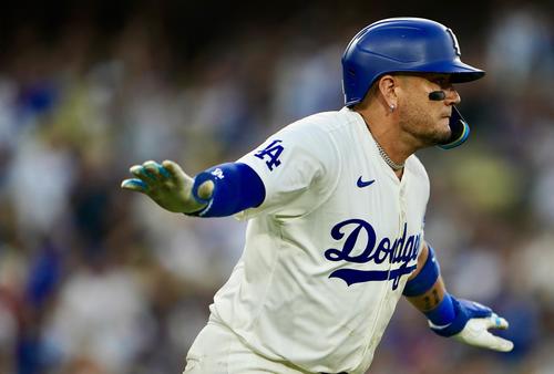 ドジャース対フィリーズ　1回裏ドジャース2死一、三塁、左前適時打を放つミゲル・ロハス（撮影・横山健太）