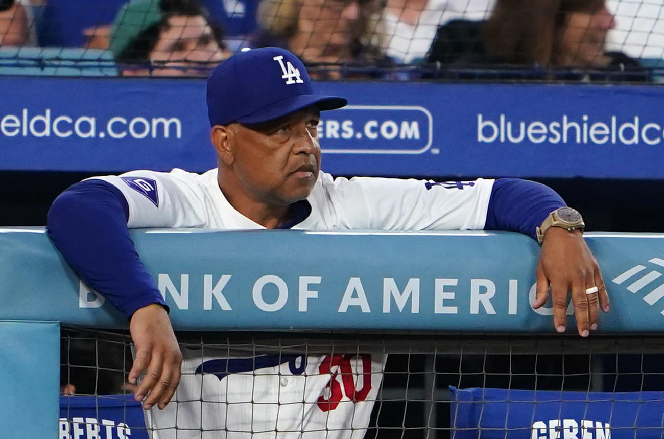 ドジャース対フィリーズ　険しい表情で試合を見つめるドジャースのロバーツ監督（撮影・横山健太）