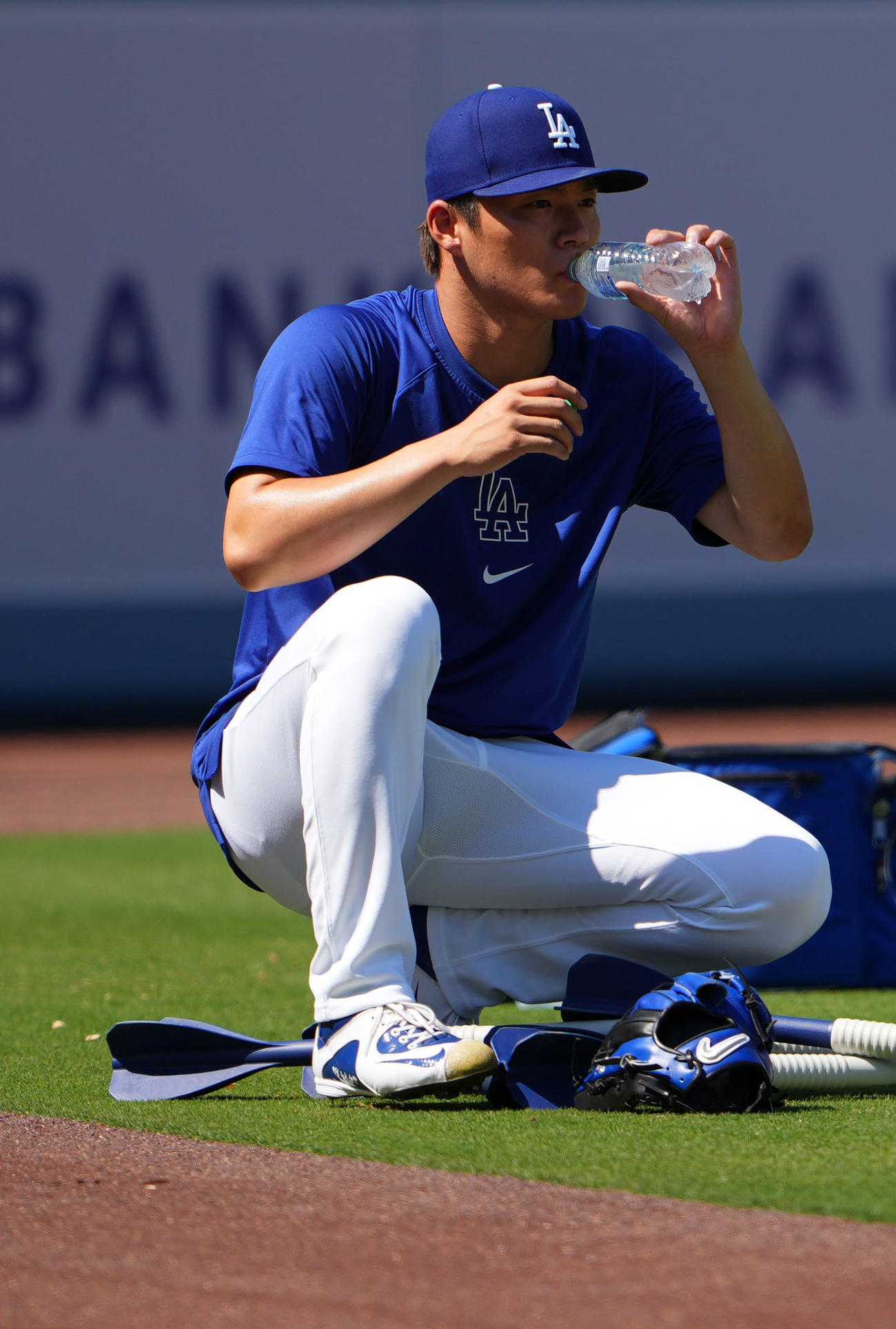 ドジャース対フィリーズ　水分補給をするドジャース山本（撮影・横山健太）